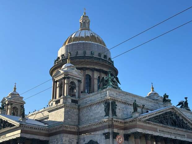 Утром 30 января в небе над Петербургом появились световые столбы