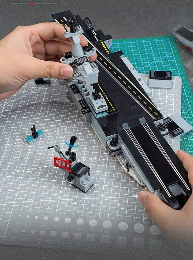 Qman давно доказал всем, что он не слепо копирует LEGO, а создает свои уникальные наборы. Qman, он же Enlighten, он же Keeplay более 30 лет создает и продает наборы разноцветных кирпичиков.-5