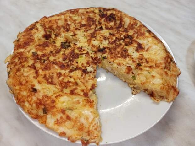 Фото к рецепту: Ленивый пирог из лаваша с курицей и сыром.