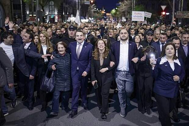 В центре Еревана началось шествие сторонников Самвела Карапетяна