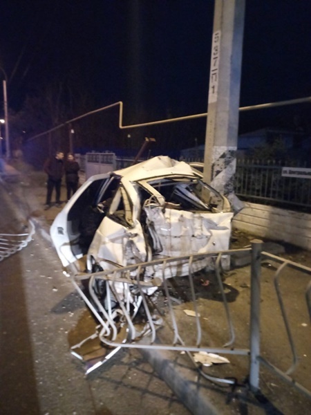 Под Симферополем водитель легковушки врезался в бетонный столб и погиб