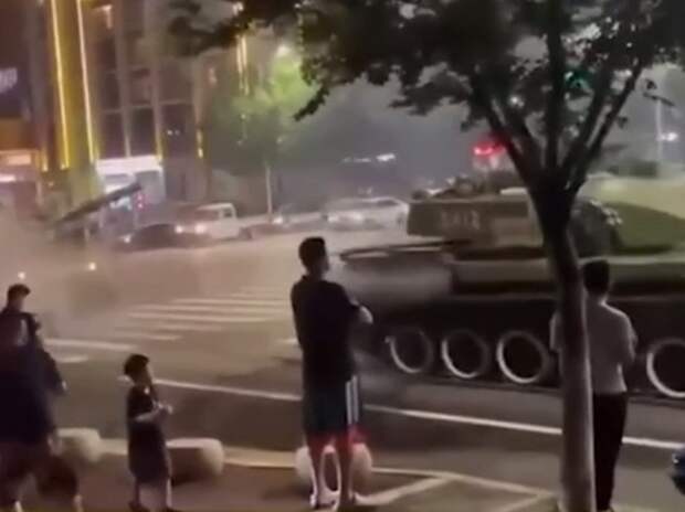 На улицы Китая выехали танки после протестов