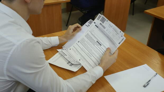 Выпускник во время ЕГЭ / Фото: amic.ru