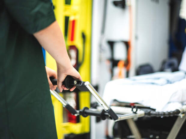 В Челябинске 12-летний ребенок сломал позвоночник на стихийной горке