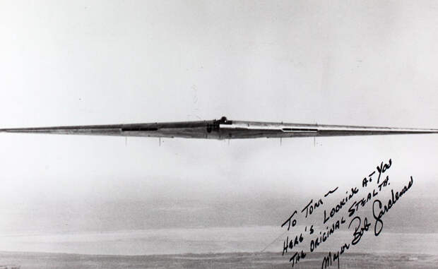 Новая эра: B-2 Spirit Несмотря на это, в 1980-ом году концепция была пересмотрена. Понимание того, что гладкий профиль летающего крыла сделает самолет менее заметным для радаров, сыграло ключевую роль. Это понимание, наравне с достижениями в области электронной стабилизации, привело к созданию знаковых моделей стелс-бомбардировщика B-2 Spirit, долгое время считавшимся практически неуязвимым самолетом.