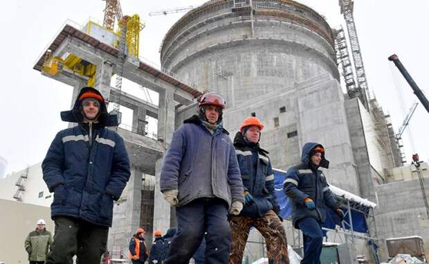 На фото: рабочие на территории строящейся атомной электростанции в Островце, Гродненская область, Белоруссия