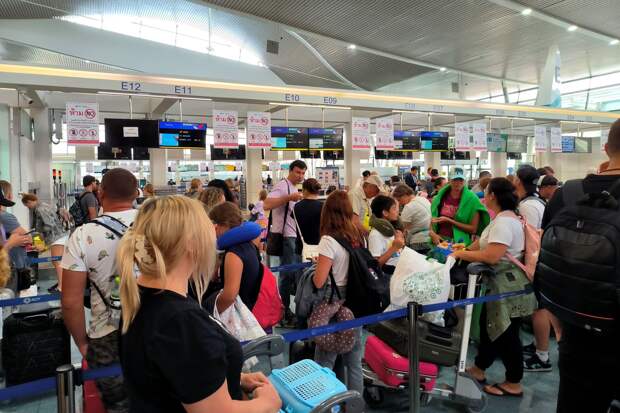 Около 18 тыс. пассажиров застряли в аэропорту Пхукета после ЧП с лайнером