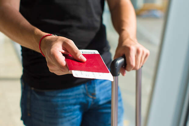 Мужчина прилетел на курорт Европы и упал замертво на паспортном контроле