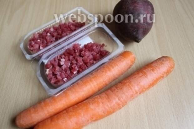 Вот такие продукты нам понадобятся. Я взяла среднего размера свёклу и 2 моркови. А так же 2 зубчика чеснока и бекон, у меня он уже порезаный.