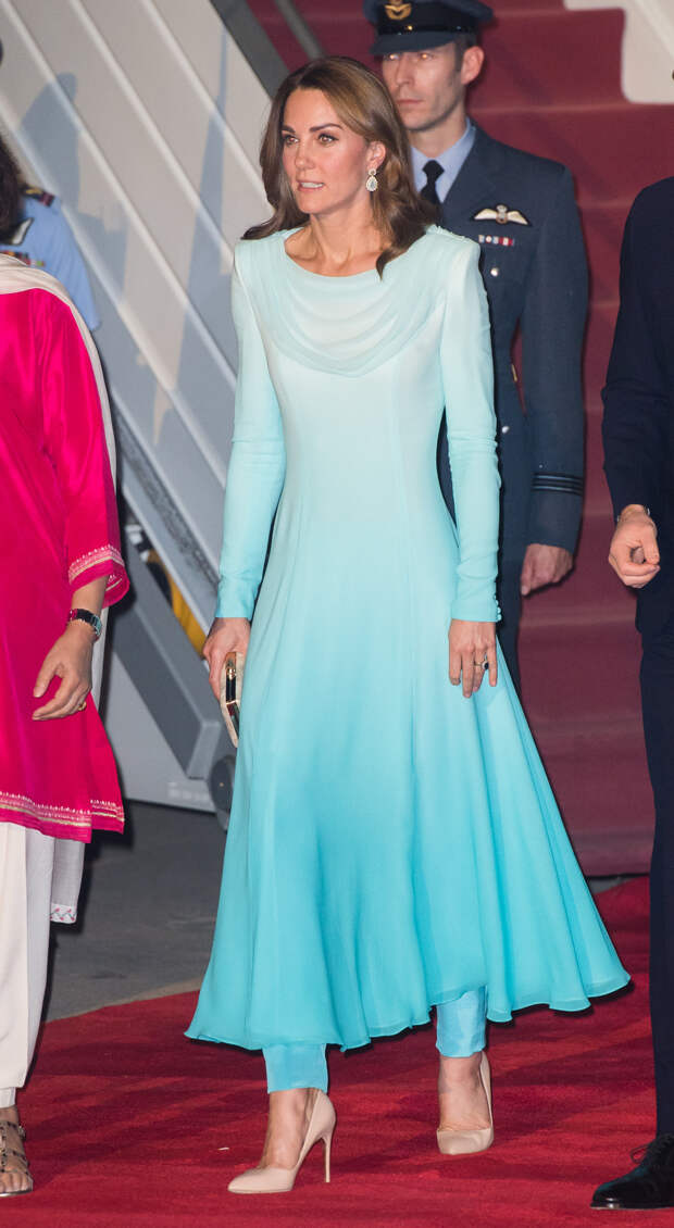 Кейт Миддлтон выбрала платье и брюки небесного цвета во время визита в Пакистан