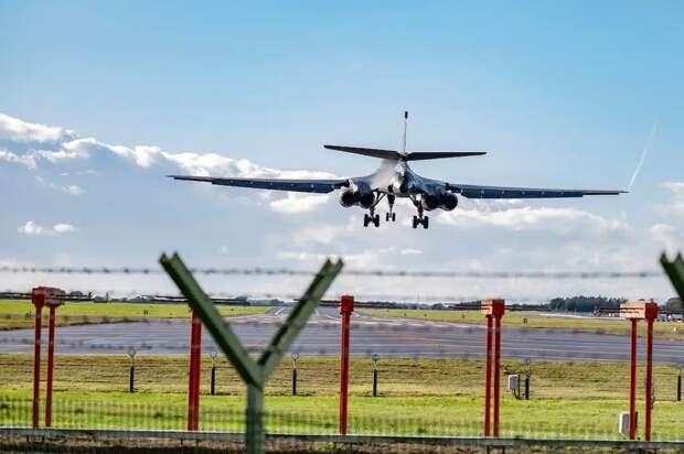 Два года назад над Дубаем летал B-1B Lancer, теперь — иранские БПЛА и ракеты
