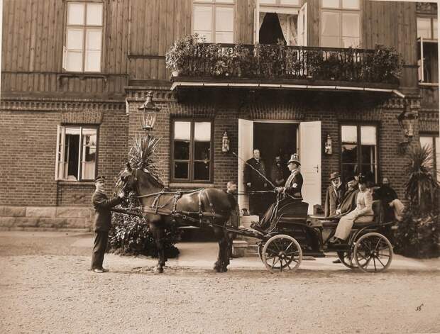 Император Александр III и императрица Мария Федоровна в экипаже перед входом в охотничий дом в 1892 году.