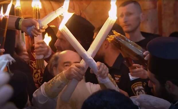 Благодатный огонь из Иерусалима доставлен в Москву российской делегацией