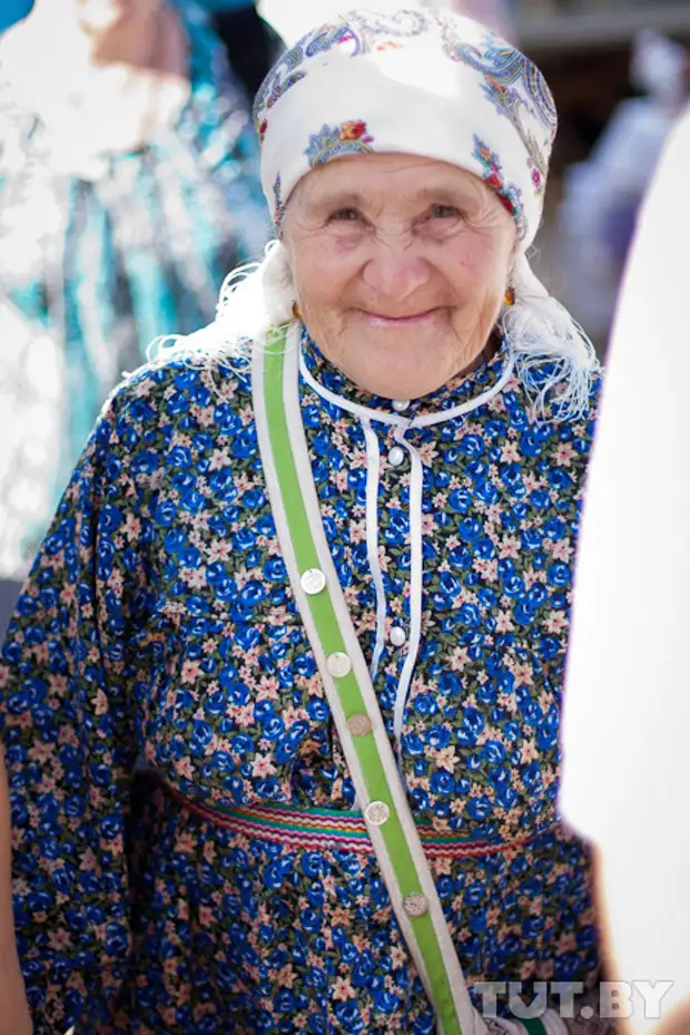 Старухи в платках. Бабушка в платке. Платок на голову бабушке. Татарская бабушка в платке. Бабушка в косынке.