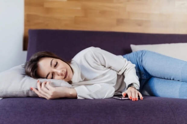 Сомнолог Царёва назвала сон на животе самым вредным