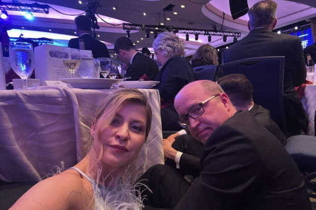 Военкор Коц: послу Украины Стефанишиной на ужине с Трампом определили ее место