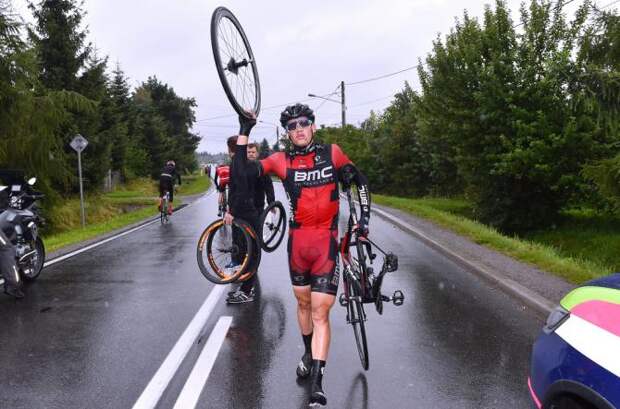 Floris Gerts (BMC ) ждет новое заднее колесо (фото: Tim de Waele/TDWSport.com)