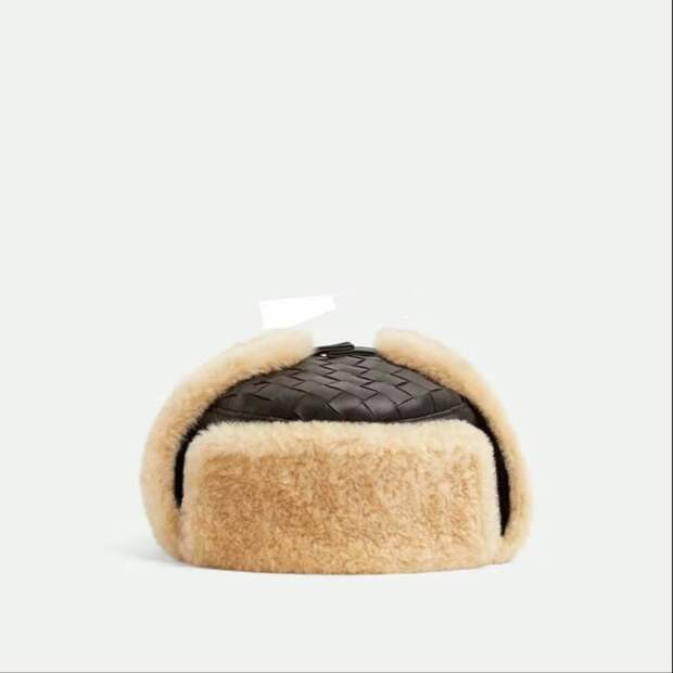 Итальянский модный дом Bottega Veneta выпустил советскую ушанку за 1200 евро