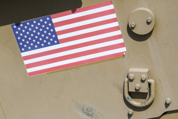 Военные НАТО во время учений уронили с высоты боевую машину стоимостью €600 тысяч