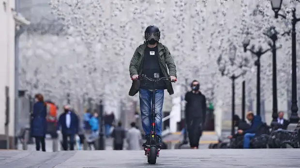 Опасно для жизни: водителей электросамокатов предложили обязать носить защитную амуницию