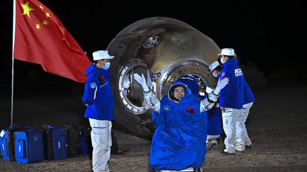 Экипаж миссии "Шэньчжоу-18" вернулся на Землю с 34,6 кг экспериментальных материалов