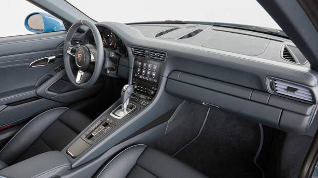 Porsche 911 Targa 4S выполнили в стилистике классических спорткаров компании. Фото 2