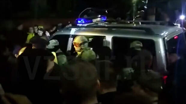 Жители Саратова попытались заблокировать полицейский автомобиль Жители Саратова попытались заблокировать полицейский автомобиль