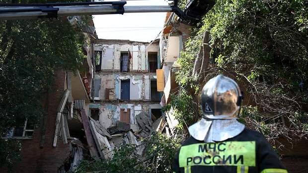 Режим ЧС ввели в Астрахани после обрушения подъезда жилого дома