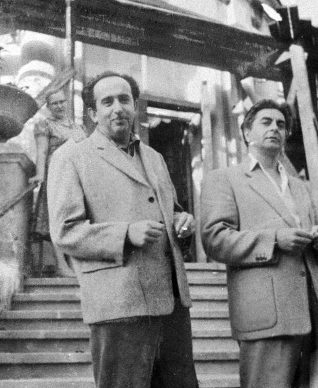 Сценарист, поэт, певец Александр Галич (слева) и режиссер Юрий Любимов (справа) в подмосковном санатории. 1964 год.