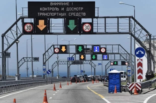 В очереди перед Крымским мостом скопились более 800 автомобилей