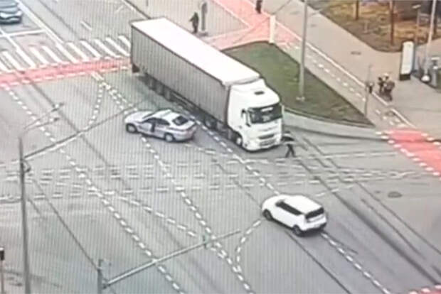 Стало известно о судьбе заскочившего в мчащуюся фуру смельчака из Москвы