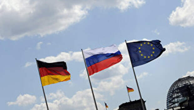 Флаги России, Германии и Евросоюза на фоне Рейхстага в Берлине, Германия