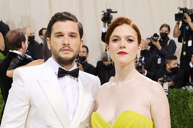 Звезда "Игры престолов" Роуз Лесли рассказала, как ее муж Кит Харингтон боролся с алкогольной зависимостью