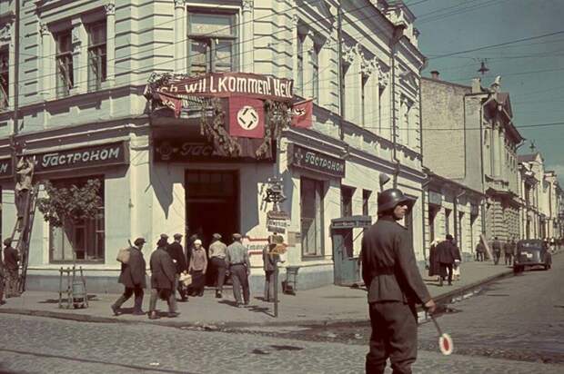 Немецкий регулировщик около гастронома в оккупированном Харькове.