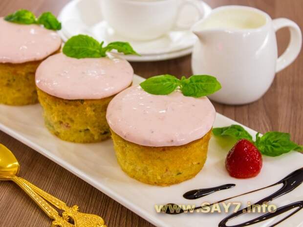 Маффины с клубникой и базиликом на клубничном йогурте