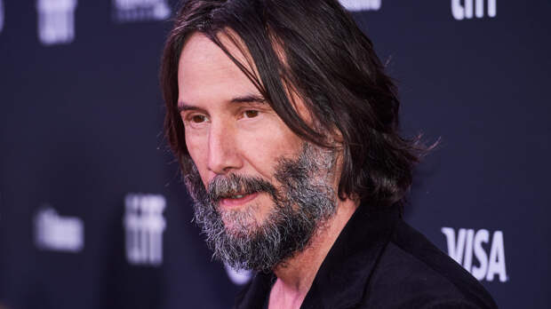 Киану Ривз вышел на лед спустя десятки лет после ухода из хоккея