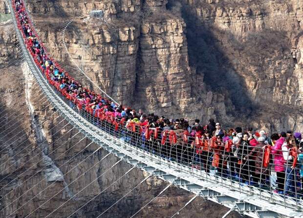 В декабре прошлого года в китайской провинции Хэбэй открылся для посещения самый длинный стеклянный мост в мире Хэбэй, высота, китай, мост, стекло, турист, фото, фотомир