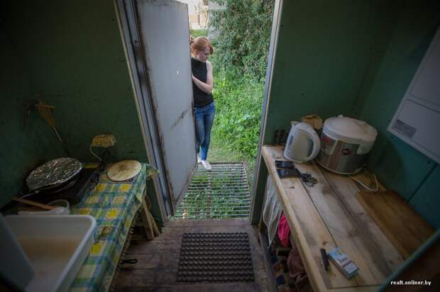 Рай в шалаше. Молодая пара живёт в вагончике и своими руками строит дом Рай в шалаше. Молодая пара живёт в вагончике и своими руками строит дом