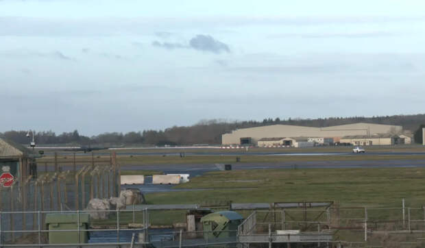 На авиабазе Королевских ВВС Великобритании Фэрфорд вспыхнул крупный пожар