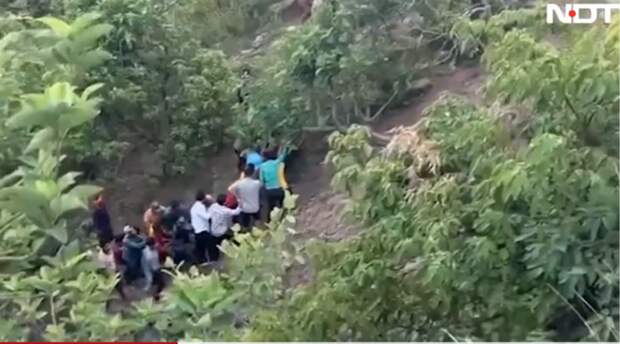 В Индии автобус с паломниками рухнул в ущелье из-за обстрела боевиками, 10 человек погибли