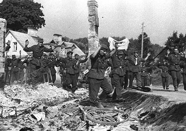 Июль 1944 г. Немецкие солдаты сдаются в плен в Вильнюсе. Фото © Минобороны России