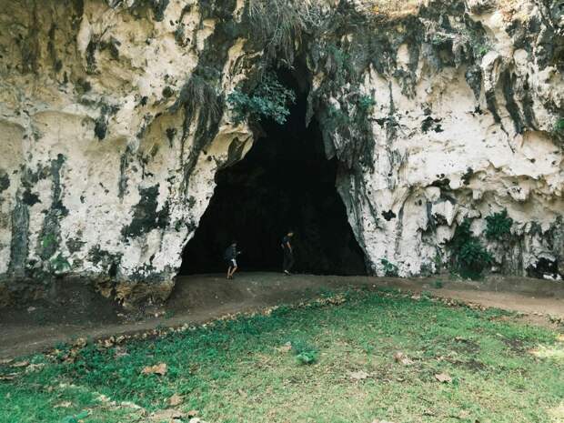 Россиянка без визы с двумя малолетними детьми скрывалась в пещере в Индии