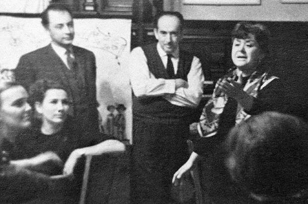 Александр Галич присутствует на домашнем вечере в доме артистов Марии Мироновой и Александра Минакера. 1968 год.