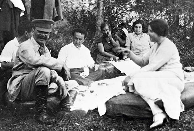 Иосиф Сталин (первый слева) с женой Надеждой Аллилуевой (первая справа) и друзьями на отдыхе. 1921 год