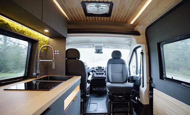 Кадр из видео @scarletandseth