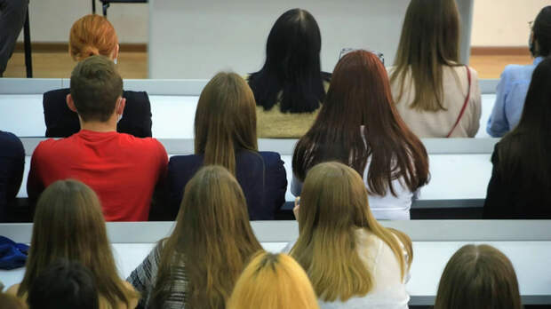 Вдовы погибших участников СВО получили право на бесплатное обучение в вузах и колледжах