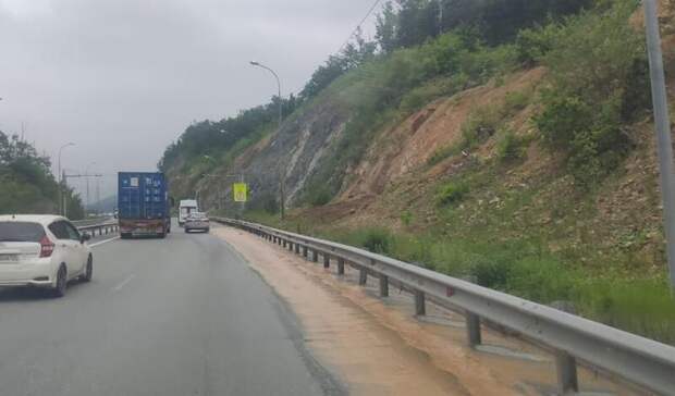 Выехали на место: инцидент на трассе во Владивостоке потребовал внимания специалистов