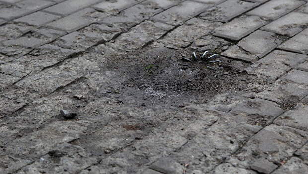 Неразорвавшийся снаряд на пешеходной дорожке, ДНР. Архивное фото