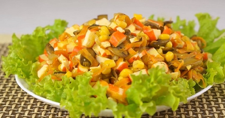 салат с крабовыми палочками без майонеза снимок