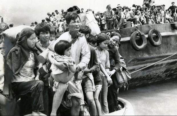 Беженцы из Дананга и Хюэ, выходят на берег в Вунгтау. Апрель 1975